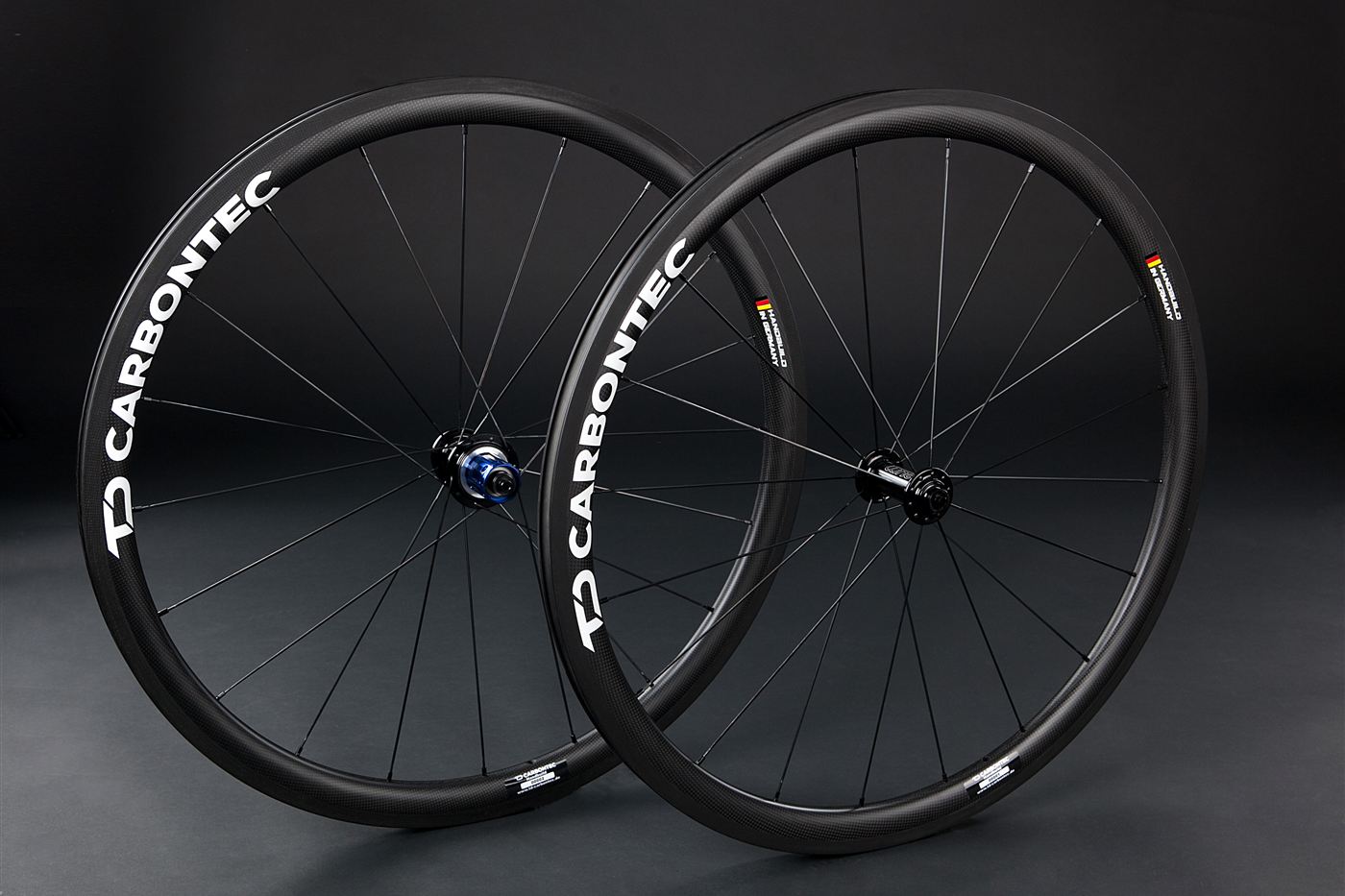 Rennrad-Laufradsatz von TD Carbontec vor dunklem Grund