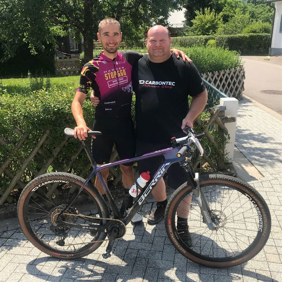Tom Dodenhöft mit Julian Schelb und einem Mountainbike auf Carbontec-Laufrädern